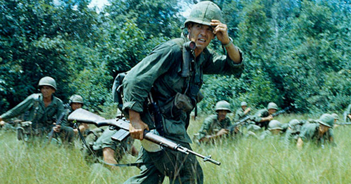 Porucznik 16. Pułku 1. Dywizji Piechoty w Wietnamie, 1965 tok (fot. US Army)