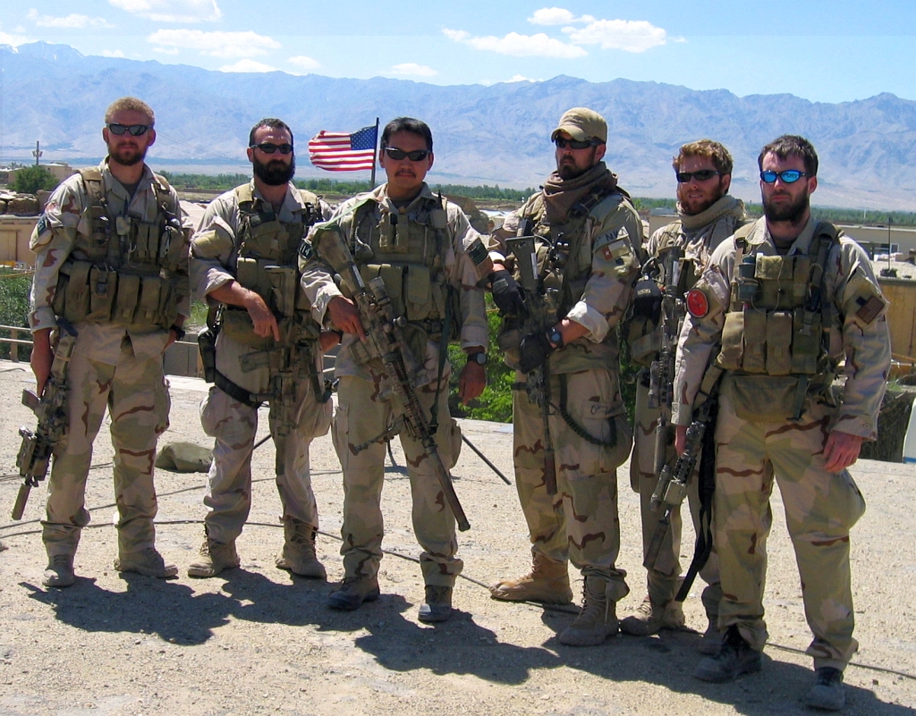 Zarośnięci członkowie zespołu Navy SEALs przed operacją w 2005 roku w Afganistanie. Podczas działań śmierć poniosło pięciu z nich, o czym opowiada film z 2013 roku „Ocalony”. Nazwiskiem Michaela P. Murphy'ego (pierwszy z prawej) ochrzczono jeden z niszczycieli typu Arleigh Burke. (fot. US Navy)