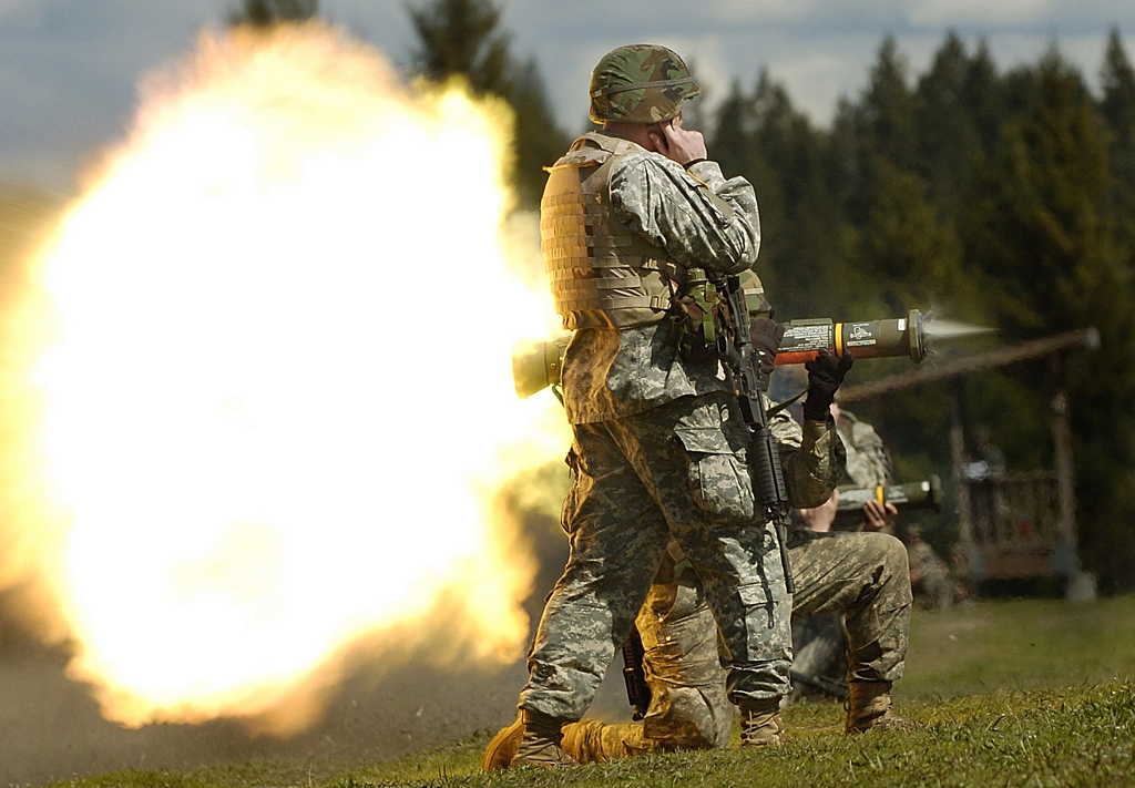 Żołnierze US Army podczas ćwiczeń z granatnikami M136. (Jason Kaye, Creative Commons Attribution 2.0 Generic)