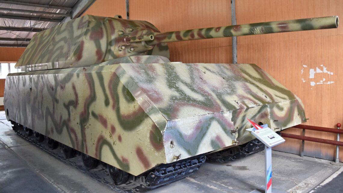 czołg Maus, przykład lądowej Wunderwaffe, widziany w muzeum w Kubince