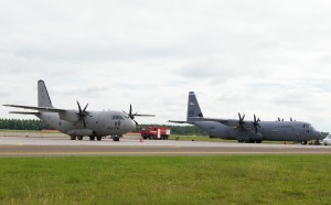 C-27J Spartan na pierwszym planie, a w tle C-130 Herkules