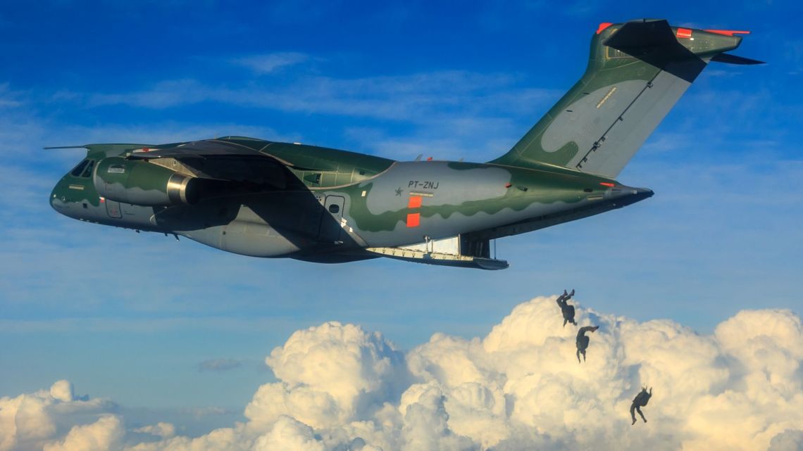 KC-390 skoki spadochronowe