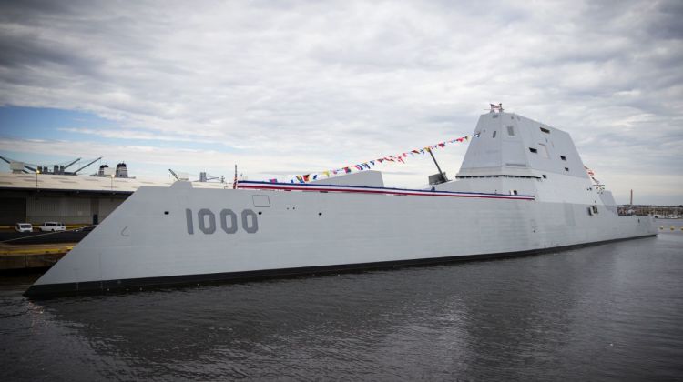 Zumwalt przyjęty do służby