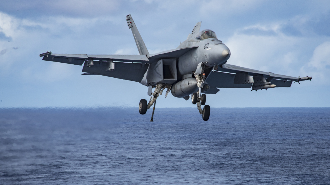 Wypadek F/A-18E z Vinsona i dalsze ograniczenie lotów T-45C