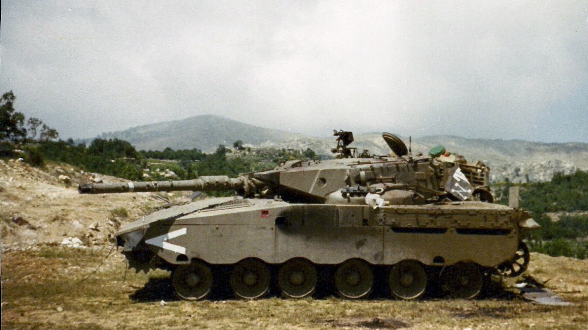 Merkawa siman 1 w Libanie w 1982, okolice Dżazzinu. W trakcie walk w dolinie Bekaa dużym zagrożeniem dla izraelskich czołgów okazały się śmigłowce uzbrojone w przeciwpancerne pociski kierowane, ale widoczny tutaj czołg padł ofiarą syryjskiego T-62. Jego dowódca, Cur Maor, zginął w chwili trafienia, a pozostali członkowie załogi ponieśli śmierć, gdy próbowali się ewakuować