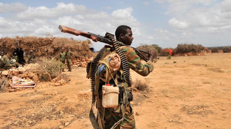 Etiopia żołnierz z karabinem maszynowym