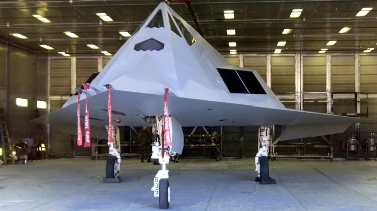 Nietypowo pomalowany F-117A nad Kalifornią