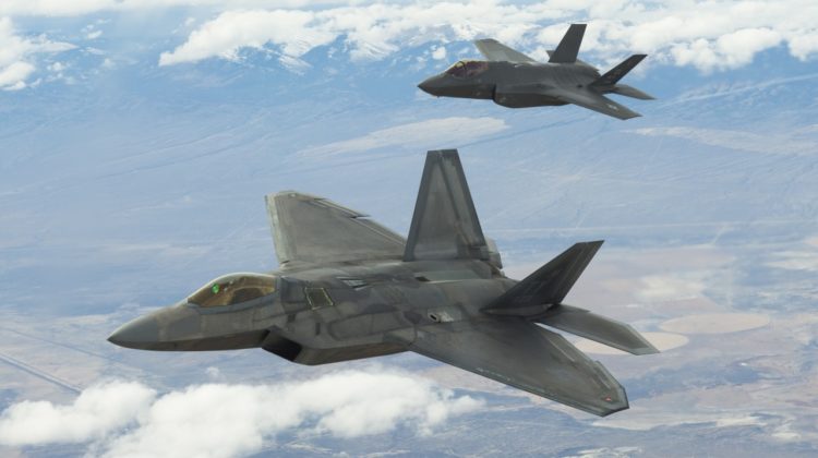 XQ-58 jako pośrednik w wymianie danych między F-22 i F-35