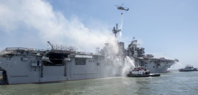 MH-60S Sea Hawk zrzuca wodę na pokład USS Bonhomme Richard.