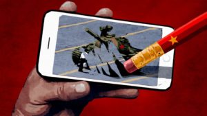 Wizualizacja cenzury dotyczącej placu Tiananmen – ołówek z żółtą gwiazdą gumkuje obraz Tank Mana z ekranu telefonu