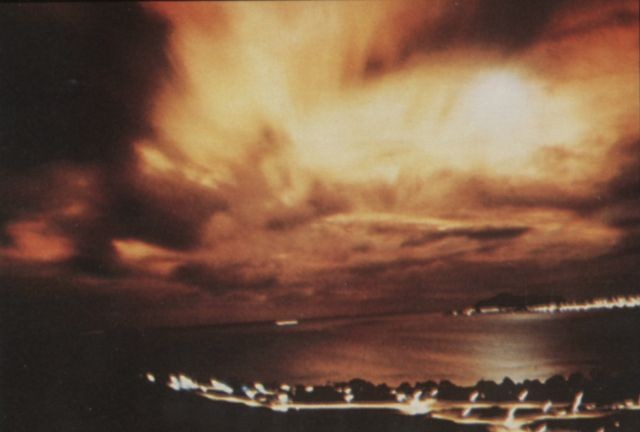 Eksplozja „Starfish Prime” widziana przez gęstą warstwę chmur z Honolulu