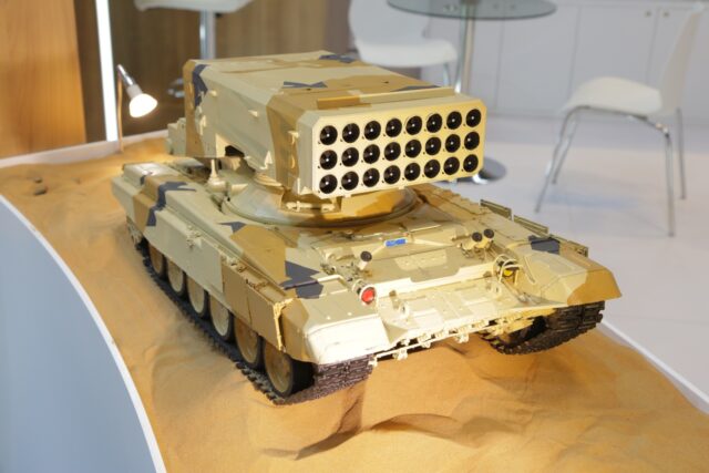 Model TOS-1 w malowaniu pustynnym na IDEX 2021