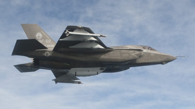 F-35B uszkodzony pociskiem z własnego działka