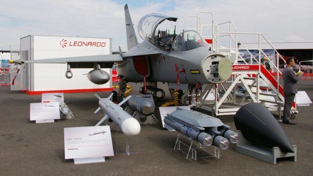 M-346FA prezentowany na targach w Farnborough wraz z pakietem uzbrojenia