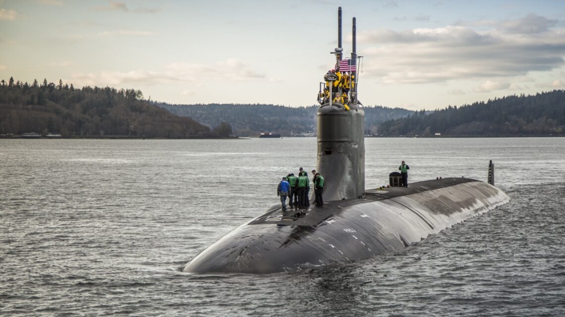 wynurzony USS Connecticut typu Seawolf