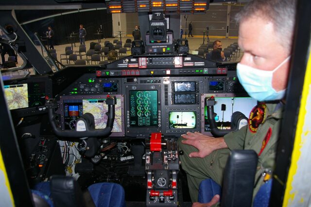 MC-145 Coyote jest wyposażony w szklany kokpit, ale nie ma wyświetlacza HUD. 