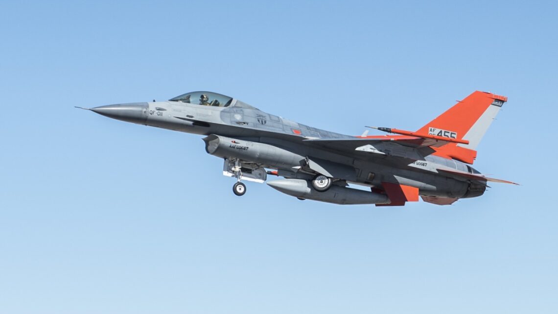 QF-16 startuje