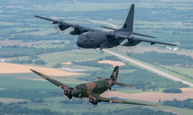 AC-130J i AC-47 Spooky w locie nad lądem