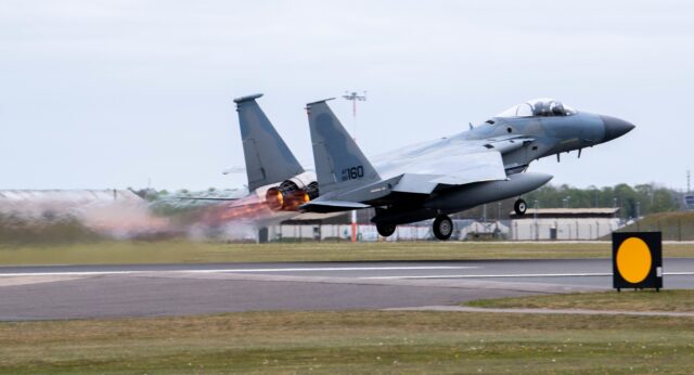 F-15C startuje z Lakenheath, widok z prawej strony od ogona