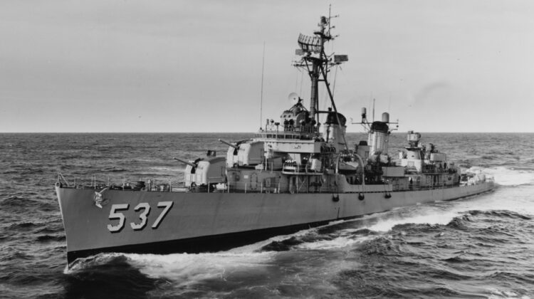 USS The Sullivans na morzu