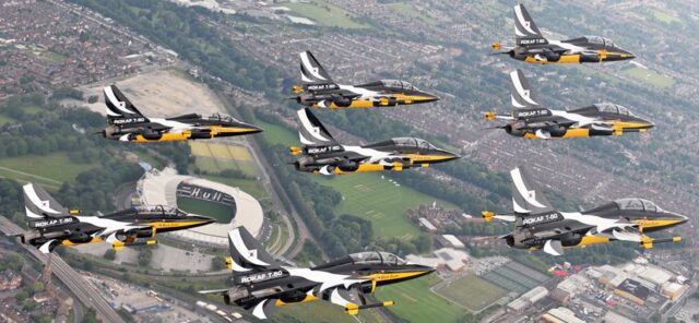 Osiem samolotów Black Eagles w locie, w dole widoczne miasto Hull