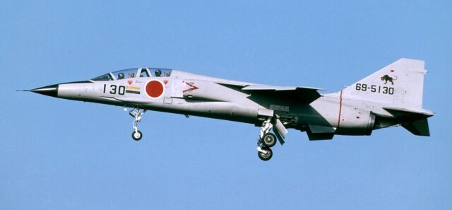 Mitsubishi T-2 z profilu, samolot pomalowany na kolor szary