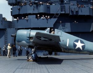 F6F Hellcat na pokładzie USS Yorktown, widziany z lewej strony na tle nadbudówki okrętu