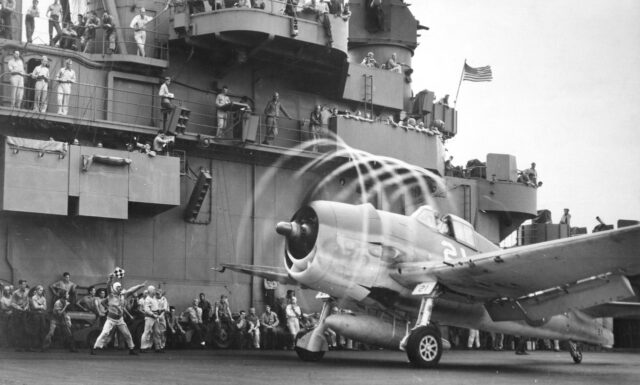 F6F Hellcat na pokłądzie lotniskowca. Końcówki łopat śmigła ciągną za sobą spiralę smug kondensacyjnych