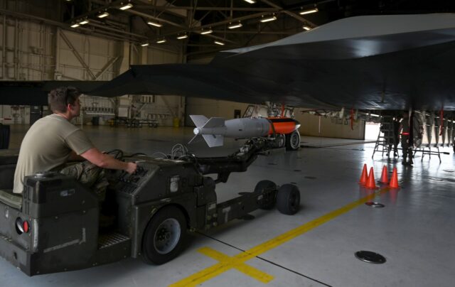 Ćwiczebna bomba termojądrowa ładowana do Spirita we wnętrzu hangaru