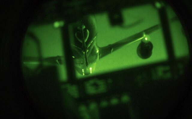 Widok z kabiny pilotów MC-130J Commando II na latającą cysternę KC-135, obraz z noktowizora