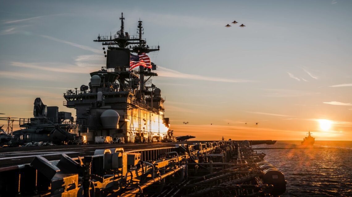USS Kearsarge w świetle zachodzącego słońca