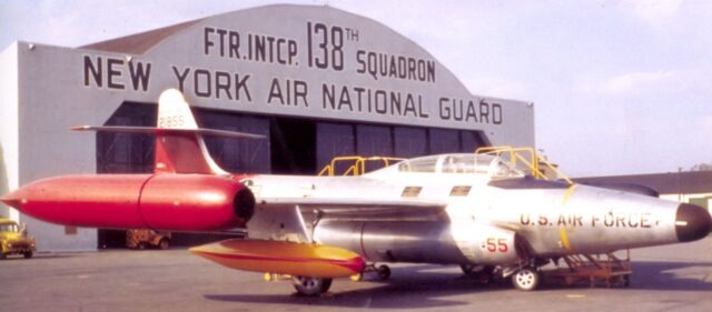 F-89 na tle hangaru z napisem: Ftr.Intcp. 138th Squadron, New York Air National Guard