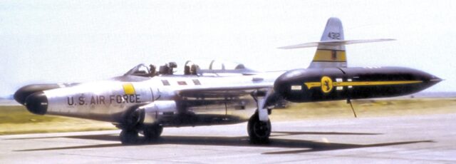 F-89 stojący na ziemi, płatowiec srebrny, zbiorniki paliwa na końcach skrzydeł czarne