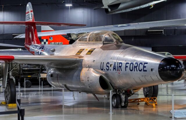 Kolorowe zdjęcie F-89 widzianego od przodu od prawej burty, stojącego na podłodze hali muzealnej