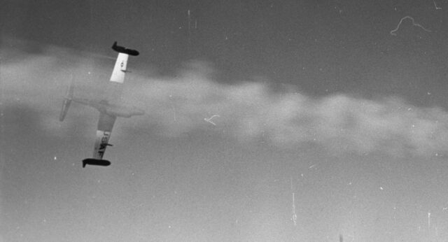 Czarno białe zdjęcie, F-89 widziany od dołu, spowity dymem oddalającego się pocisku