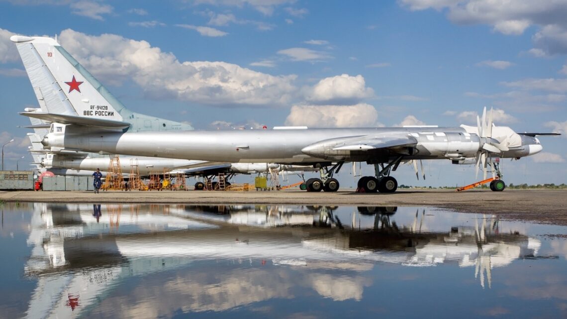 Tu-95 w bazie Engels