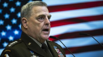 Mark Milley na tle flagi USA