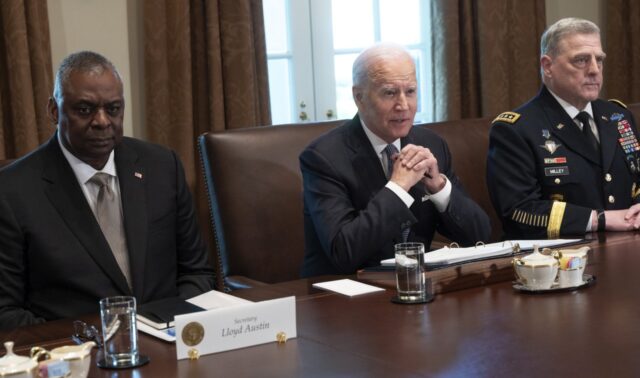 Austin, Biden i Milley siedzą na skórzanych fotelach za brązowym stołem
