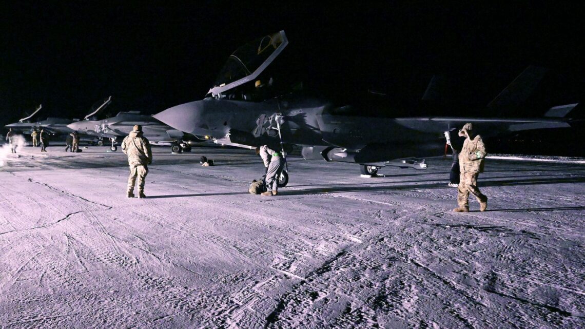 F-35A nocą w bazie Thule