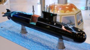 Model okrętu Amur 950 odpalającego pocisk BrahMos