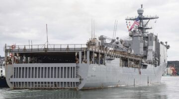 USS Ashland widziany od rufy