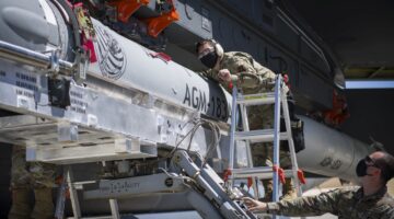 podwieszanie ARRW pod skrzydłem B-52H