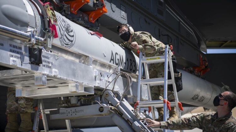 podwieszanie ARRW pod skrzydłem B-52H