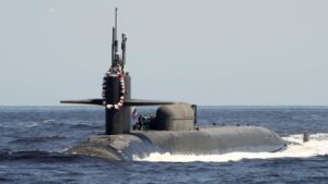 USS Georgia typu Ohio z wieńcem na kiosku oznaczającym powrót do bazy