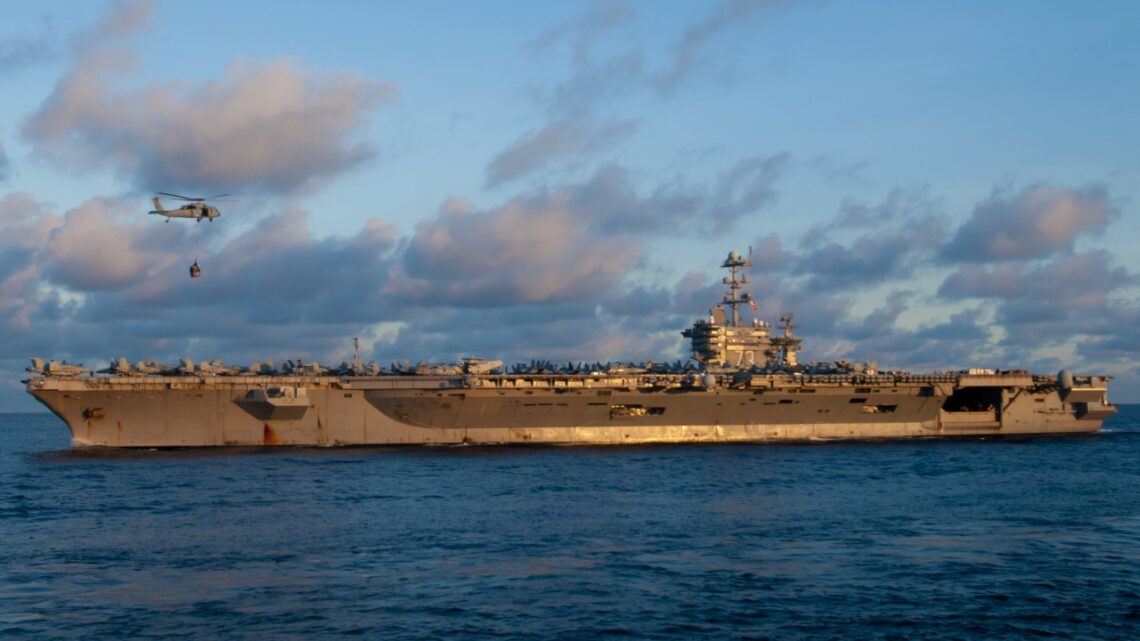 USS George Washington widziany z profilu