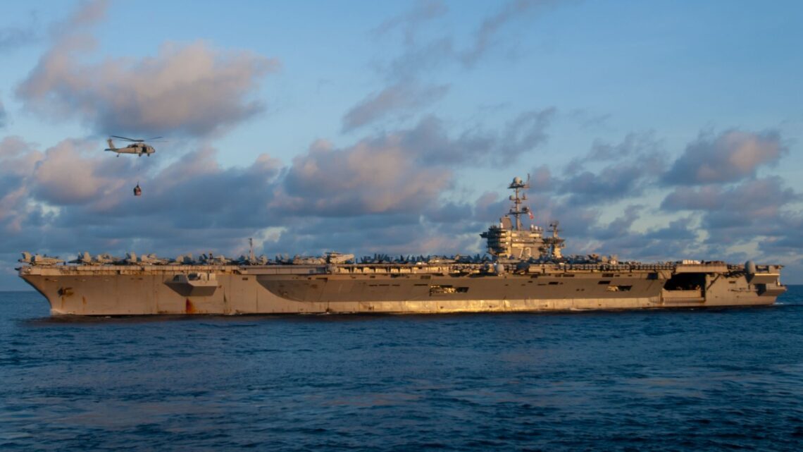 USS George Washington widziany z profilu