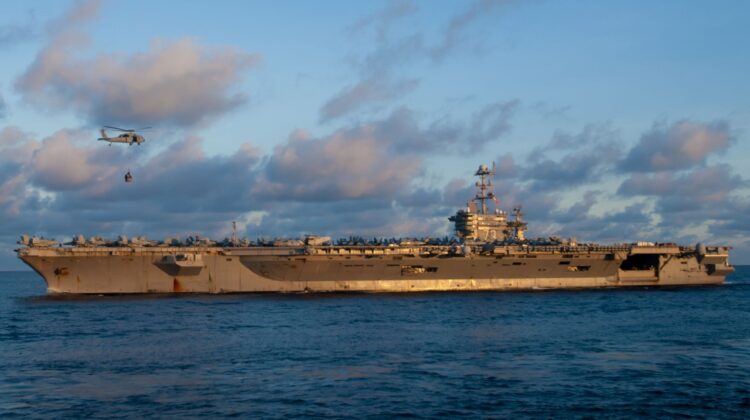 USS George Washington widziany z profilu