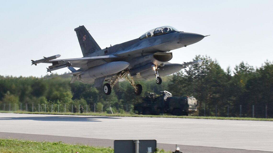 F-16 ląduje podczas Route 604