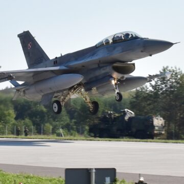 F-16 ląduje podczas Route 604