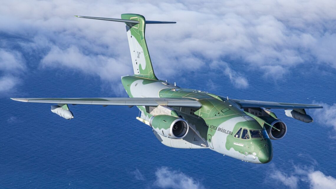 KC-390 w locie